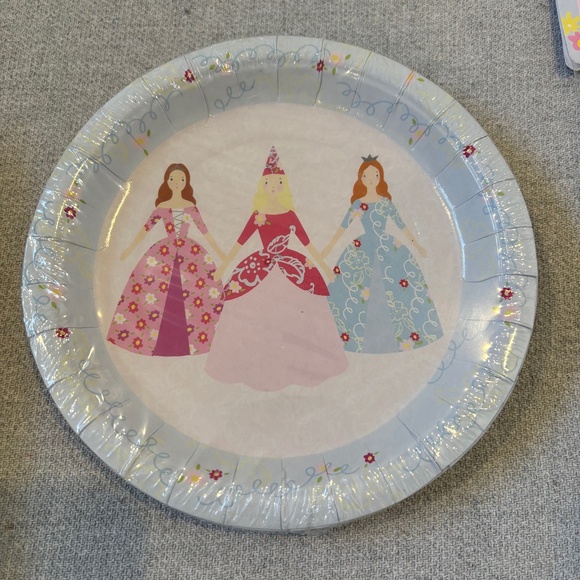 Meri Meri "Calling All Princesses" Cupcakes, Plates, Garland and Invitations - Picture 3 of 10